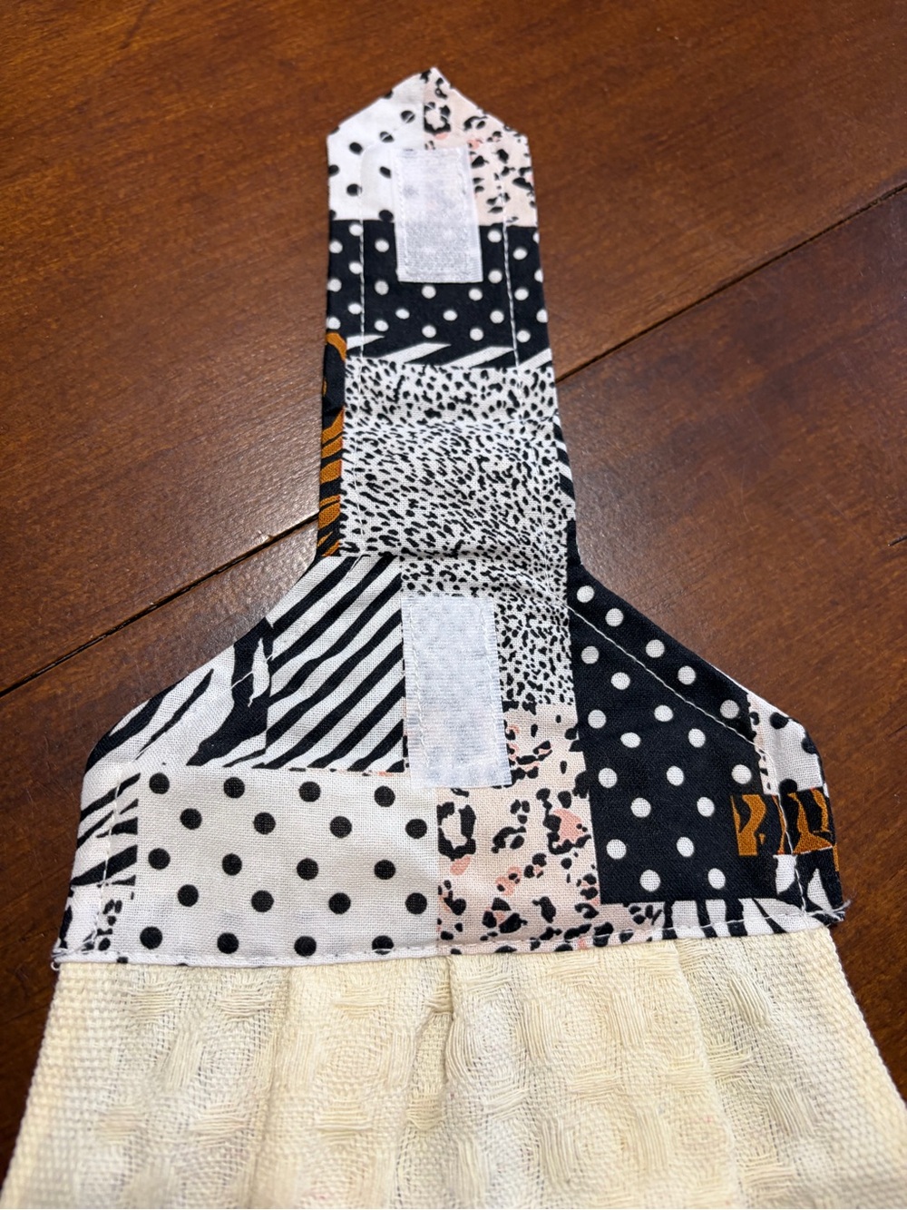 Pair of Cream cotton Kitchen Towels with Black & Animal Print for oven door - Picture 3 of 4
